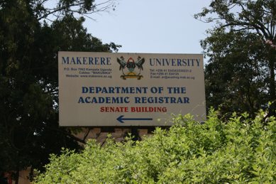 Universidad de Makerere, Kampala (Uganda). Cartel informativo.